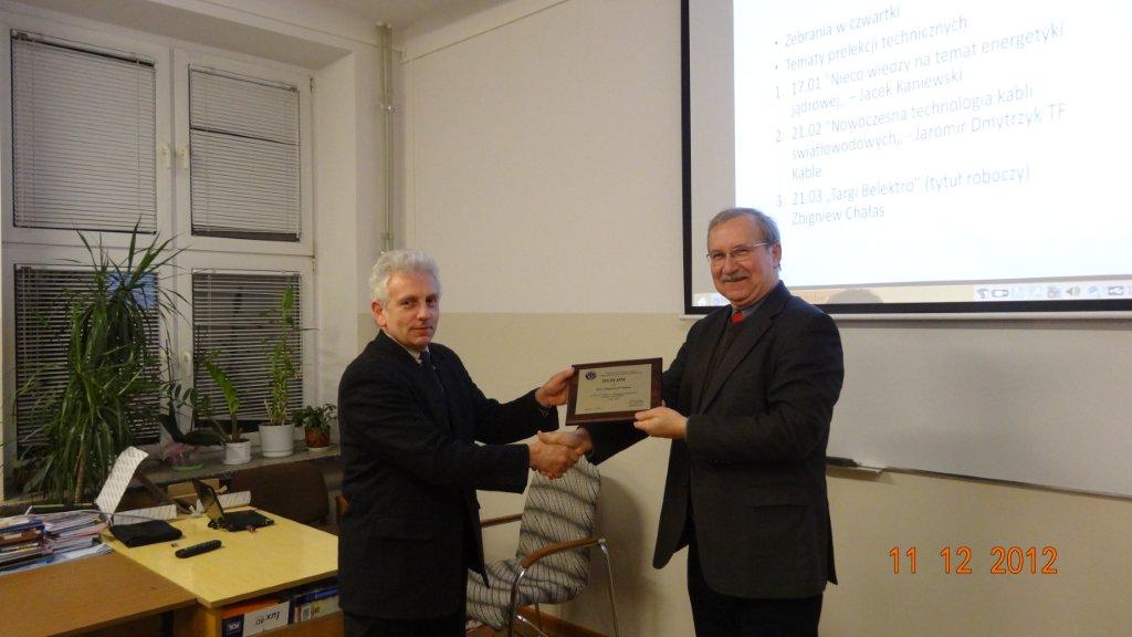 Prezes Koła wręcza dyplom kol. Zbigniewowi Chałasowi Wręczenie nagród